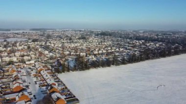 Kar yağışından sonra İngiltere 'nin Luton şehrinin yüksek açılı görüntüsü Kuzey Luton' un manzarasını ve Cityscape 'ini kapsıyordu.. 