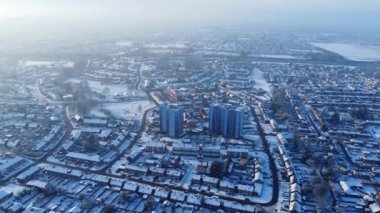 Kar yağışından sonra İngiltere 'nin Luton şehrinin yüksek açılı görüntüsü Kuzey Luton' un manzarasını ve Cityscape 'ini kapsıyordu.. 