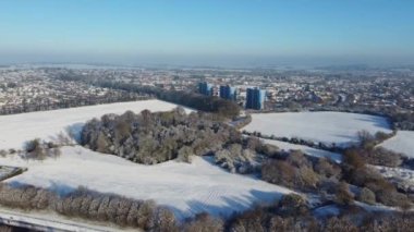 Kar yağışından sonra İngiltere 'nin Luton şehrinin yüksek açılı görüntüsü Kuzey Luton' un manzarasını ve Cityscape 'ini kapsıyordu.. 
