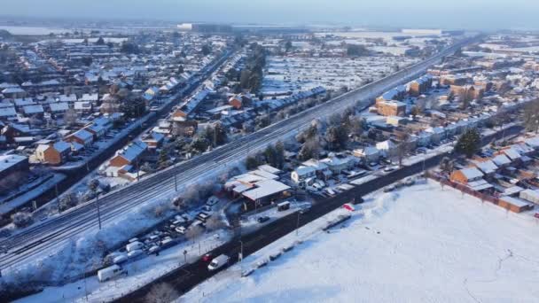 大视角的雪景覆盖了北卢顿的风景与城市景观 降雪后英国卢顿市的空中形象 — 图库视频影像