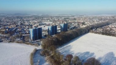 Kar yağışından sonra İngiltere 'nin Luton şehrinin yüksek açılı görüntüsü Kuzey Luton' un manzarasını ve Cityscape 'ini kapsıyordu.. 