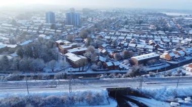 Kar yağışından sonra İngiltere 'nin Luton şehrinin yüksek açılı görüntüsü Kuzey Luton' un manzarasını ve Cityscape 'ini kapsıyordu.. 