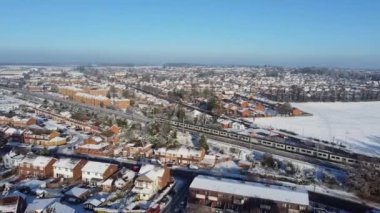 Kar yağışından sonra İngiltere 'nin Luton şehrinin yüksek açılı görüntüsü Kuzey Luton' un manzarasını ve Cityscape 'ini kapsıyordu.. 