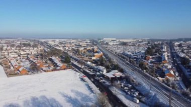 Kar yağışından sonra İngiltere 'nin Luton şehrinin yüksek açılı görüntüsü Kuzey Luton' un manzarasını ve Cityscape 'ini kapsıyordu.. 