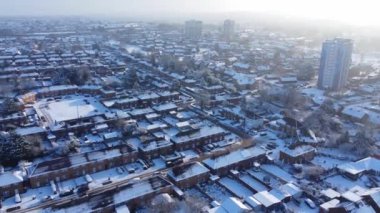 Kar yağışından sonra İngiltere 'nin Luton şehrinin yüksek açılı görüntüsü Kuzey Luton' un manzarasını ve Cityscape 'ini kapsıyordu.. 