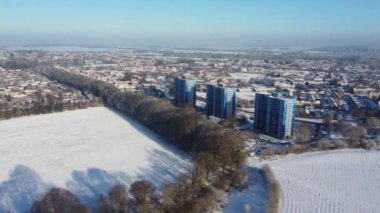Kar yağışından sonra İngiltere 'nin Luton şehrinin yüksek açılı görüntüsü Kuzey Luton' un manzarasını ve Cityscape 'ini kapsıyordu.. 