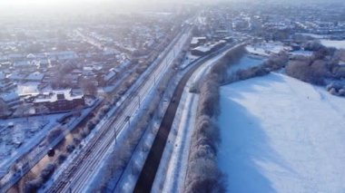 Kar yağışından sonra İngiltere 'nin Luton şehrinin yüksek açılı görüntüsü Kuzey Luton' un manzarasını ve Cityscape 'ini kapsıyordu.. 