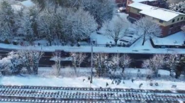 Kar yağışından sonra İngiltere 'nin Luton şehrinin yüksek açılı görüntüsü Kuzey Luton' un manzarasını ve Cityscape 'ini kapsıyordu.. 