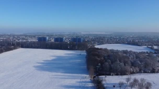 Вид Снега Высоким Углом Покрыл Ландшафт Северного Лутона Городской Пейзаж — стоковое видео