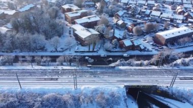 Kar yağışından sonra İngiltere 'nin Luton şehrinin yüksek açılı görüntüsü Kuzey Luton' un manzarasını ve Cityscape 'ini kapsıyordu.. 