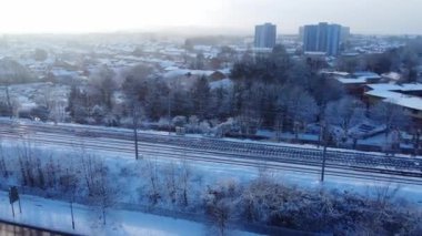 Kar yağışından sonra İngiltere 'nin Luton şehrinin yüksek açılı görüntüsü Kuzey Luton' un manzarasını ve Cityscape 'ini kapsıyordu.. 