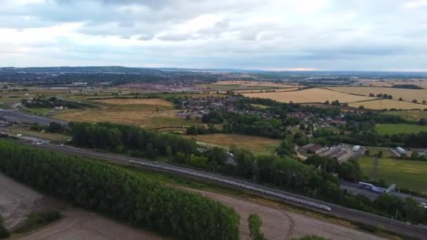 英国卢顿镇 Luton Town 附近的日落时分 快车在铁轨上行驶 — 图库视频影像