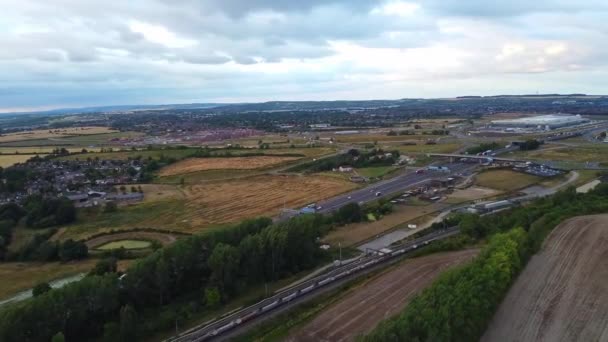 Fast Train Movendo Trilhas Durante Pôr Sol Perto Luton Town — Vídeo de Stock