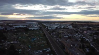 İngiltere 'nin Luton kasabası yakınlarındaki güneş batarken hızlı tren raylarda hareket ediyor.