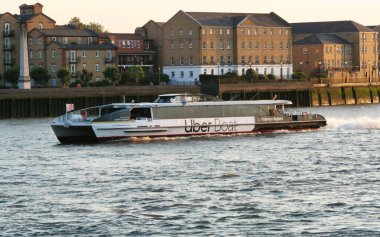 Londra, İngiltere, Birleşik Krallık - 8 Haziran 2023: Canary Wharf 'ta Thames Nehri 