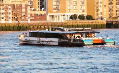 Londra, İngiltere, Birleşik Krallık - 8 Haziran 2023: Canary Wharf 'ta Thames Nehri 