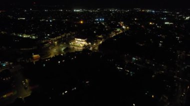 Aydınlanmış İngiliz Şehri ve Gece Yolları 'nın Güzel Hava Manzarası. İHA 'nın Aydınlanmış İngiliz Kasabası Yüksek Açı Görüntüsü. Görüntü 24 Aralık 2022 'de çekildi.