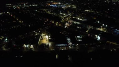 Aydınlanmış İngiliz Şehri ve Gece Yolları 'nın Güzel Hava Manzarası. İHA 'nın Aydınlanmış İngiliz Kasabası Yüksek Açı Görüntüsü. Görüntü 24 Aralık 2022 'de çekildi.