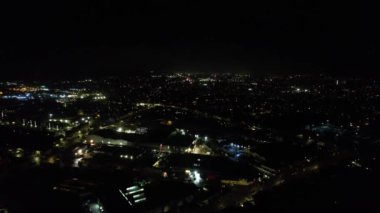 Aydınlanmış İngiliz Şehri ve Gece Yolları 'nın Güzel Hava Manzarası. İHA 'nın Aydınlanmış İngiliz Kasabası Yüksek Açı Görüntüsü. Görüntü 24 Aralık 2022 'de çekildi.