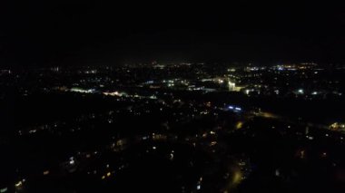 Aydınlanmış İngiliz Şehri ve Gece Yolları 'nın Güzel Hava Manzarası. İHA 'nın Aydınlanmış İngiliz Kasabası Yüksek Açı Görüntüsü. Görüntü 24 Aralık 2022 'de çekildi.