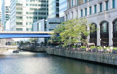 Londra, İngiltere, Birleşik Krallık - 8 Haziran 2023: Canary Wharf 'ta Thames Nehri 