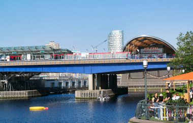 Londra, İngiltere, Birleşik Krallık - 8 Haziran 2023: Canary Wharf 'ta Thames Nehri 