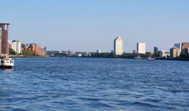 Londra, İngiltere, Birleşik Krallık - 8 Haziran 2023: Canary Wharf 'ta Thames Nehri 