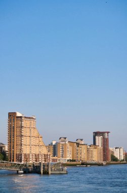 Londra, İngiltere, Birleşik Krallık - 8 Haziran 2023: Canary Wharf 'ta Thames Nehri 