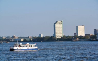 Londra, İngiltere, Birleşik Krallık - 8 Haziran 2023: Canary Wharf 'ta Thames Nehri 