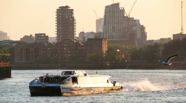 Londra, İngiltere, Birleşik Krallık - 8 Haziran 2023: Canary Wharf 'ta Thames Nehri 