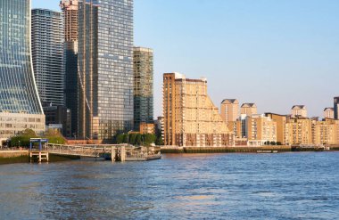 Londra, İngiltere, Birleşik Krallık - 8 Haziran 2023: Canary Wharf 'ta Thames Nehri 