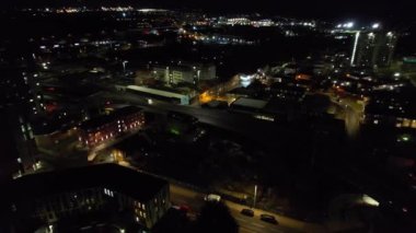 Günbatımında İngiltere 'nin merkez Luton kasabasının yüksek açılı hava görüntüsü. Aydınlatılmış Yapılar ve Yollar