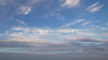 İngiltere 'nin Luton şehrinde dramatik bulutları olan En Güzel Gökyüzü