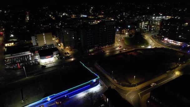 イングランド中央ルトンタウンの高角度空中ビュー日没時 ライトアップされた建物や道路 — ストック動画