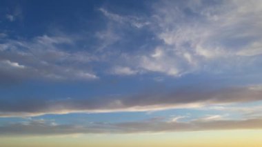 İngiltere 'nin Luton şehrinde dramatik bulutları olan En Güzel Gökyüzü