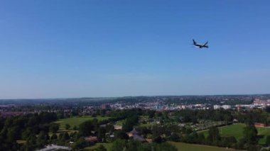 Bir uçak Londra Luton Havaalanı 'na yaklaşıyor. Görüntü 13 Haziran 2023 'te İHA' nın Düşük irtifadan Kameraya Yakınlaştırmasıyla çekildi..