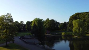 İngiltere 'nin Luton şehrinin Wardown Halk Parkı' ndaki hava panoramik görüntüsü, İHA 'nın Kamerası 13 Haziran 2023' te çekildi.