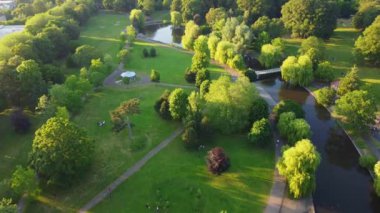 İngiltere 'nin Luton şehrinin Wardown Halk Parkı' ndaki hava panoramik görüntüsü, İHA 'nın Kamerası 13 Haziran 2023' te çekildi.