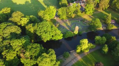 İngiltere 'nin Luton şehrinin Wardown Halk Parkı' ndaki hava panoramik görüntüsü, İHA 'nın Kamerası 13 Haziran 2023' te çekildi.