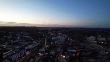 İngiltere, LUTON - 15 Ocak 2023: Merkezi Luton Şehri. Günbatımında şehir merkezindeki binaların üzerinde Drone 'un kamerasıyla görüntüler çekildi..