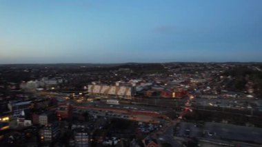 İngiltere, LUTON - 15 Ocak 2023: Merkezi Luton Şehri. Günbatımında şehir merkezindeki binaların üzerinde Drone 'un kamerasıyla görüntüler çekildi..