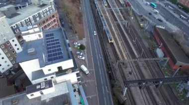 İngiltere, LUTON - 15 Ocak 2023: Merkezi Luton Şehri. Günbatımında şehir merkezindeki binaların üzerinde Drone 'un kamerasıyla görüntüler çekildi..