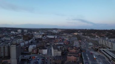 İngiltere, LUTON - 15 Ocak 2023: Merkezi Luton Şehri. Günbatımında şehir merkezindeki binaların üzerinde Drone 'un kamerasıyla görüntüler çekildi..