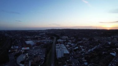 İngiltere, LUTON - 15 Ocak 2023: Merkezi Luton Şehri. Günbatımında şehir merkezindeki binaların üzerinde Drone 'un kamerasıyla görüntüler çekildi..