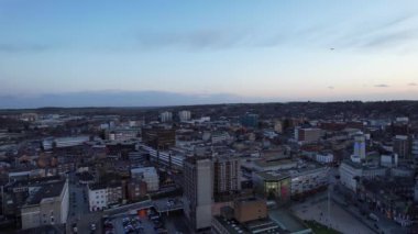 İngiltere, LUTON - 15 Ocak 2023: Merkezi Luton Şehri. Günbatımında şehir merkezindeki binaların üzerinde Drone 'un kamerasıyla görüntüler çekildi..