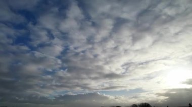 Luton Şehri üzerinde Zaman Hızlandırılmış Dramatik Bulutlar