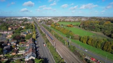 Luton Tren İstasyonu ve İngiltere 'nin Luton Kasabası Şehir Merkezi' ndeki raylarda hava görüntüleri ve yüksek açılı tren.