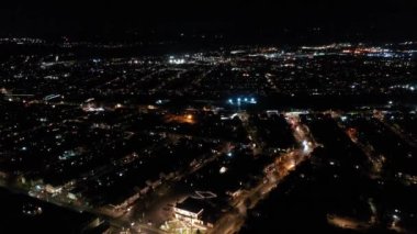 Luton City 'nin Gece Boyunca Hava Görüntüsü, İngiliz Kasabasının Yüksek Açılı Görüntüsü Drone' un Kamerasıyla Görüntülendi