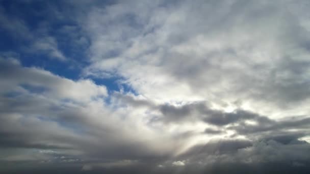 Luton Şehri Üzerinde Zaman Hızlandırılmış Dramatik Bulutlar — Stok video