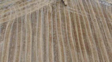 İngiliz tarım çiftliklerinin ve traktörle çalışan makinelerin hava görüntüleri. Hey 'i karadan buğday kestikten sonra yüklüyorlar. Hava Görüntüleri 14 Ağustos 2022 'de Dunstable Downs İngiltere' de çekildi.